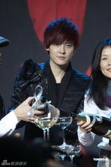 组图：付辛博签约新东家即将开个唱 许巍现身助阵