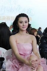 组图：甘露助阵校花大赛 粉红“芭比”甜蜜亮相