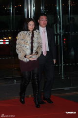 组图：富商郑裕彤孙女郑志雯出嫁 给孙女婿打满分