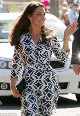 组图：凯特印花连衣裙探访澳洲 与威廉亲手种树