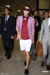 组图：张根硕红衣抵台大送飞吻 粉丝疯狂