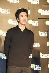 幻灯：王力宏上海出席代言活动 和粉丝分享护肤心得