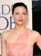 高清组图：玛吉-杰伦哈尔亮相粉色礼服化身美人鱼