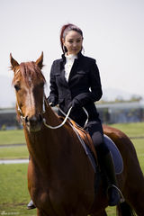 幻灯图：《无懈可击》骑马剧照曝光 主演英姿飒爽