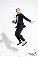 组图：第63届艾美奖主持人简-林奇宣传照