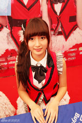 组图：SNH48巡回签唱走遍全国 成员甜美亮相