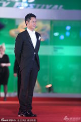 组图：上海电视节评委会成员郑嘉颖帅气亮相