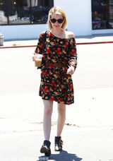 组图：艾玛-罗伯茨印花衬衫露斜肩 谨慎防偷拍