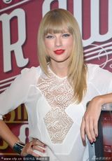 组图：斯威夫特甜美出席发布会 胸前蕾丝透春光