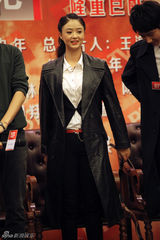 组图：蒋欣酷装出席《箭在弦上》发布会