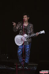 组图：周杰伦开个唱大秀人鱼线 张智霖同台助阵