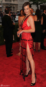 阿尔巴金色长裙赛缪斯 老牌美女波姬-小丝拄拐(图)