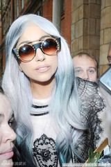 组图：Lady Gaga银色长发波浪长袍造型依旧犀利