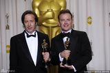 高清组图：奥斯卡后台获奖众星举金人光彩照人