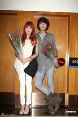 组图：信A-lin七夕突袭KTV包厢送惊喜