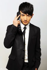 组图：许诺白领正装造型帅气干练