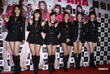 组图：韩女子团体T-ARA首度抵台 粉丝热情引恐慌