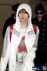 组图：少女时代KARA为赴K-POP演唱会亮相机场