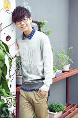 组图：胡夏冬日休闲写真 衬衫领结卖萌