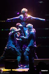 组图：金贤重香港会粉丝劲歌热舞造型炫酷