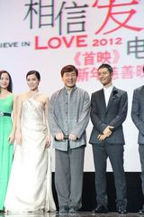 组图：黄晓明亮相《首映》慈善晚宴压轴献唱