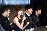 高清组图：韩片《26年》试映 任瑟雍架拐出席