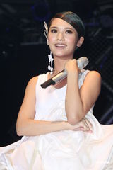 组图：杨丞琳个唱化身摇滚精灵 打造魔幻舞台