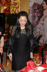 组图：杨钰莹镂空透视黑裙亮相庆功宴 举杯豪饮