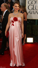 高清图：娜塔莉-波特曼大肚出席 粉裙红花喜气洋洋 