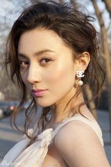 组图：周庭伊时尚大片五官精致风华绝代