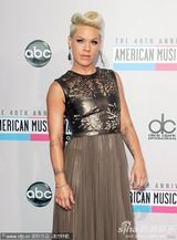 组图：Pink金色礼服亮相AMA红毯 龇牙咧嘴搞怪