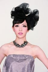 高清图：葛思然时尚写真登封面 展百变熟女姿态