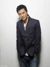 组图：郑嘉颖时尚写真 八阿哥现代装电力十足