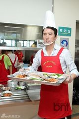 组图：韩星郑俊镐出席福利院分享活动献爱心