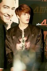 组图：金在中休闲装出席首映 明眸温柔放电