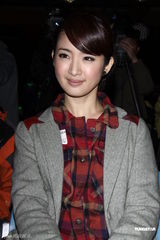 组图：林依晨单身过圣诞 深思熟虑才决定暂息影