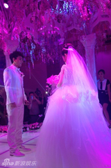 组图：李小璐贾乃亮婚礼甜蜜亲吻 新人宣誓