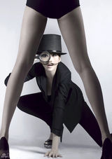 高清：柳岩八字胡反串达利 雌雄同体为西班牙队助威