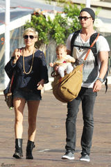 组图：“雷神”二度当爹 锤哥甘做奶爸爱抱娃