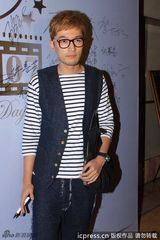 组图：胡歌黄发亮相陈龙婚礼 与嘉宾合影表情逗趣