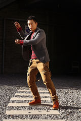 组图：王小毅春日写真演绎进取人生