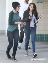 组图：暮光女戴哈利波特眼镜外出 紧盯手机锁眉