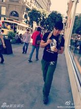 组图：李小璐贾乃亮携女美国度假 奢华房车曝光