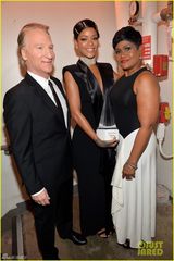 组图：蕾哈娜获最受欢迎R&B女歌手 紧身挤爆乳