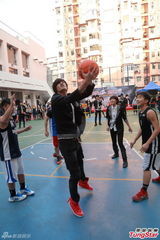 组图：曾沛慈SpeXial为新剧造势 与学生拼球技