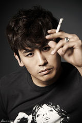 组图：于晓光秀肌肉线条 眼神勾魂玩转雅痞