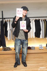 组图：陈冠希举办改版签书会 自曝与女友无结婚打算