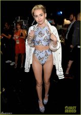 组图：麦莉紧身三角裤献唱 奋力嘶吼表情狰狞