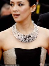 组图：章子怡灰墨裹胸裙走红毯妆容精致