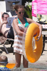 组图：老牌美女朱莉娅-罗伯茨比基尼难藏发福身材